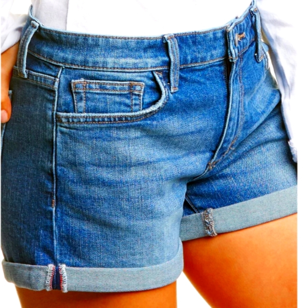 JOE'S JEANS CASSANDRA SHORT JEAN.  SIZE 28. MISSING BUTTON. NWT